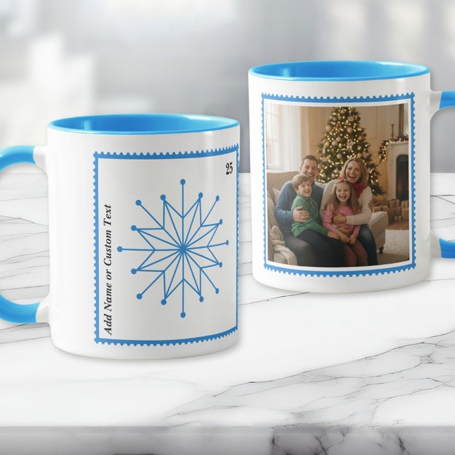Ljusblå julsnöflinga fotomugg  mugg (A bright blue geometric snowflake in a postage stamp border. Add your photo in a postage stamp frame)