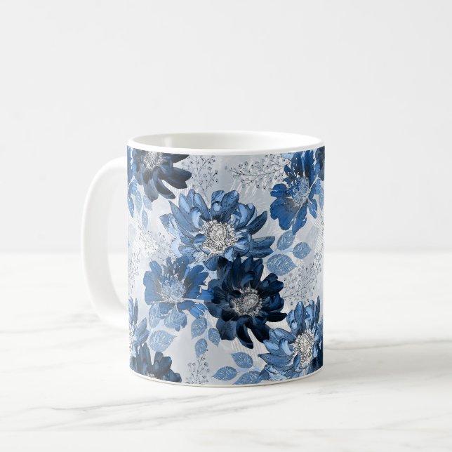 Ljusblå, mörk blått blommor på lätt grått kaffemugg (Framsida vänster)
