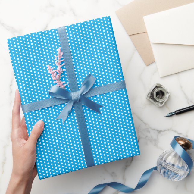 Ljusblå och vita prickar  presentpapper (Gifting)