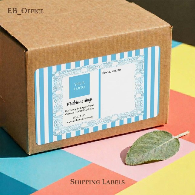 Ljusblå ränder & Lockig ram & Logotyp Fraktsedel (Light Blue & White Stripes with Logo.
Size: 3.75” L x 2” W – Eight labels per sheet
)