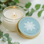 Ljusblå snöflingor Bröllop jul Runt Klistermärke<br><div class="desc">Lägg till en personlig i dina kuvert, bröllopsfavörer och mer med den här Eleganten Snöflake i ljusblå bröllopsmärken. Utformningen har en vit illustration av snöflingan över mjuk blå bakgrund. Datumet namn och bröllop visas med vita bokstäver. Om du vill ha anpassningsbar kontaktar du oss via butiken eller skrivan på citronelladesign@gmail.com...</div>