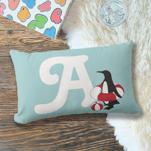 Ljusblå söt pingvin simmande barn monogram lumbarkudde