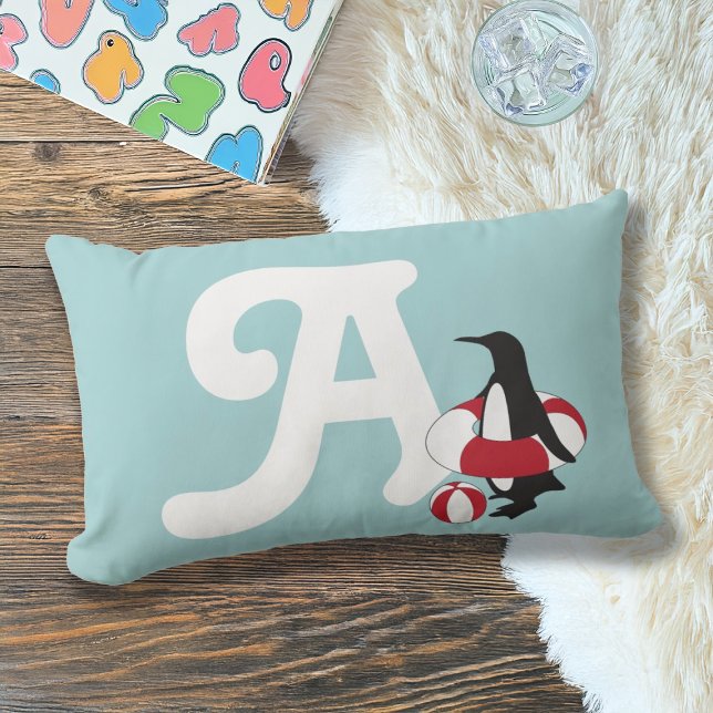 Ljusblå söt pingvin simmande barn monogram lumbarkudde (Skapare uppladdad)