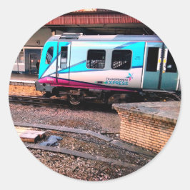 Ljusblå tåg, under bro runt klistermärke