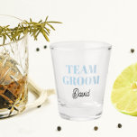 Ljusblått Bröllop Team Groom Personlig<br><div class="desc">En underbar barware-gåva till bröllop-groomsmanlaget! Shot glass har fet stil,  ljusblå färg brev tillsammans med groomsmans namn tryckt i svart,  stiliserad skrift. Anpassa bildglaset genom att redigera och byta ut namn. Underbar för en ungkars party!</div>