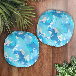 Ljusblått flytande abstrakt mönster och vitt rund kudde