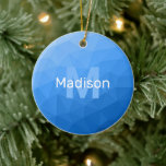 Ljusblått geometriskt nät mönster Monogram Julgransprydnad Keramik<br><div class="desc">Ljusblått,  geometriskt nät mönster Monogram Ceramic Julgran Ornament. Monogram Anpassa med din anpassningsbar från början och namn. Triangelns geometriska nät med lätt mörk blått,  kompakt gradient modern design.</div>