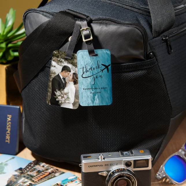 Ljusblått havsfoto med Vinkara Bröllop Bagagebricka (Fram & Baksida)