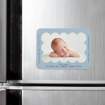 Ljusblått, modernt kalloped Birth-meddelande Magnet<br><div class="desc">Modern födelseannonsmagnet med ditt baby-foto kapslat inne i en ljusblå schallopad ram. Anpassa magneten för ljusblått födelsetillkännagivande genom att lägga till ditt baby namn och ytterligare information i marinbrev.</div>