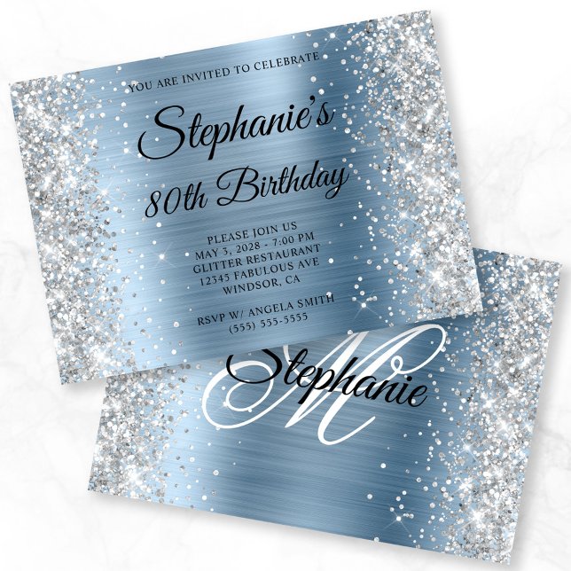 Ljusblått monogram 80 födelsedagar i Silver Glitte Inbjudningar (Silver Glitter Light Blue Monogram 80th Birthday Invitation)