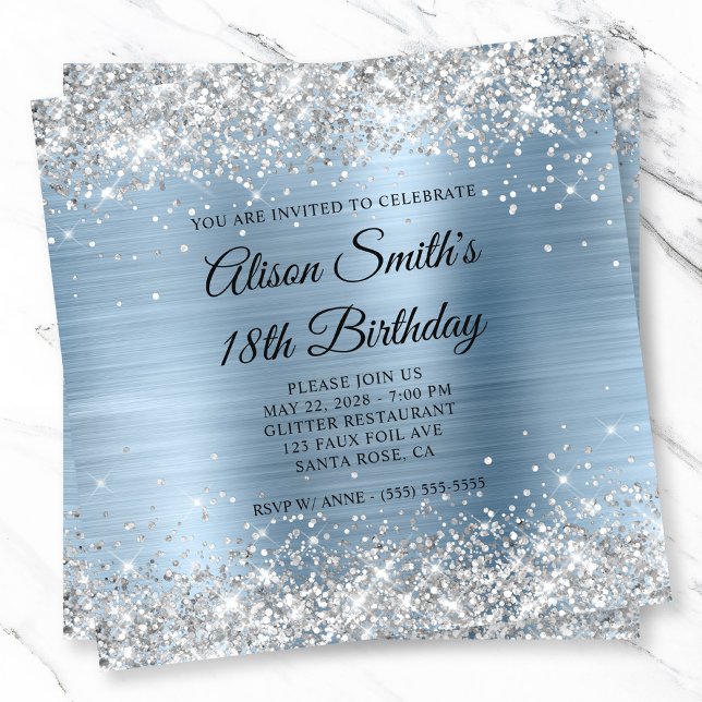 Ljusblått monogram silver 18:e födelsedagen inbjudningar (Silver Glitter Light Blue Monogram 18th Birthday Invitation)