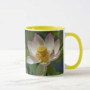 Ljusblomma på vatten ringer mugg