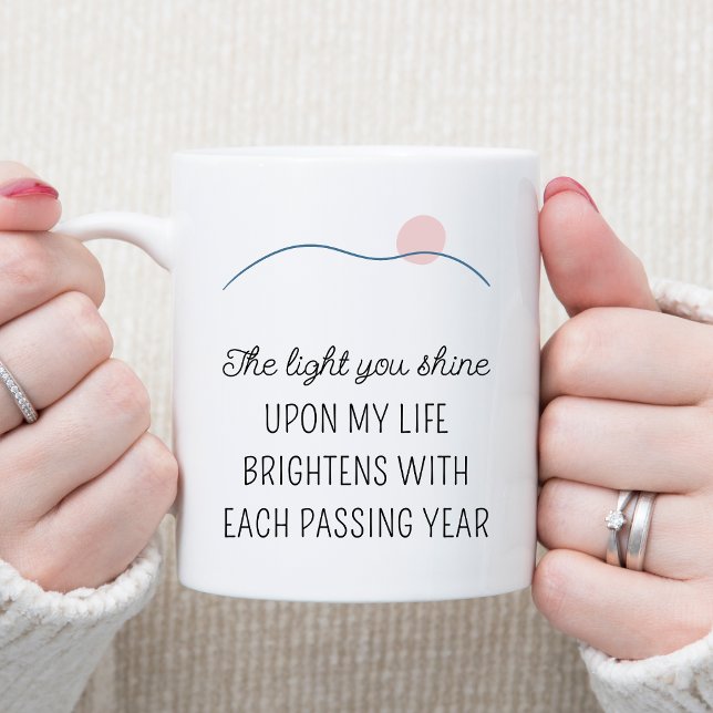 Ljuset som du skiner citatet Grattis på födelsedag Kaffemugg (The Light You Shine Upon My Life Motivational Quote Personalized Happy Birthday Gift)