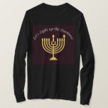 Ljuset upp Mörkret Hanukkah Menorah Sweatshirt T Shirt<br><div class="desc">En underbar Hanukkah-gåva till en älskad. Låt oss upp mörkret!</div>