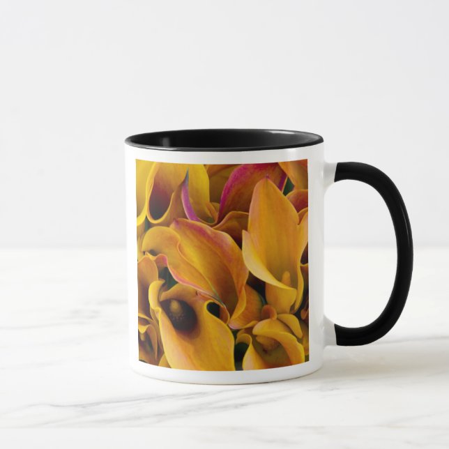 Ljusfärgade calla liljor på mugg (Höger)