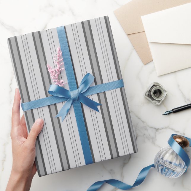 Ljusgrå och grå tjocka och tunna ränder presentpapper (Gifting)