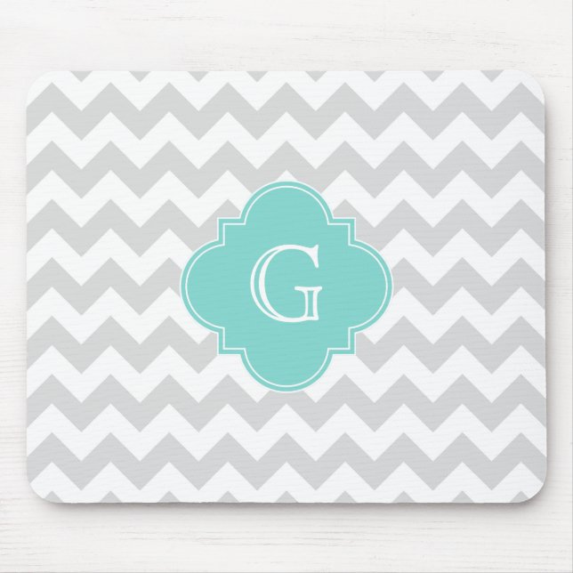 Ljusgrå vit Chevron Aqua Quatrefoil Monogram Musmatta (Framsidan)