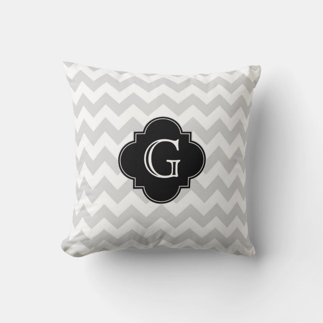 Ljusgrå vit chevron svart Quatrefoil monogram Kudde (Framsida)