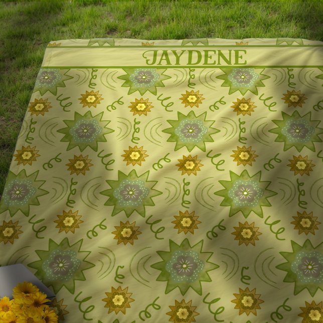 Ljusgröna geometriska blommor fleecefilt (The shades of green and gold are nature inspired and have a timeless yet modern feel.)