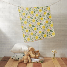 Ljusgula sommarlemonskivor och blommor