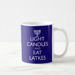 LJUSKANDLAR OCH ETTLATKAR KAFFEMUGG<br><div class="desc">Roligt för Chanukah. LJUS CANDLES OCH EAT LATKES med en menorah. Utformning baserad på 1939 års brittiska moral.</div>