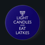 LJUSKANDLAR OCH ETTLATKAR KNAPP<br><div class="desc">Roligt för Chanukah. LJUS CANDLES OCH EAT LATKES med en menorah. Utformning baserad på 1939 års brittiska moral.</div>