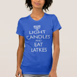 LJUSKANDLAR OCH ETTLATKAR T SHIRT<br><div class="desc">Roligt för Chanukah. LJUS CANDLES OCH EAT LATKES med en menorah. Utformning baserad på 1939 års brittiska moral.</div>