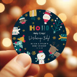 Ljusknappare för "Ho Ho Heliga Crap"-julklapp Runt Klistermärke<br><div class="desc">Lustigt "HO HO Heliga Crap,  vi har Baby!" Par Baby Shower Sticker. Perfekt för baby firande som är gift. Matchande objekt är tillgängliga.</div>