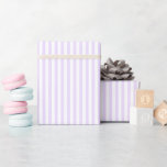 Ljuslila och vita ränder presentpapper<br><div class="desc">Förpacka dina gåvor i tidlös elegans med detta Ljuslila och vita ränder presentpapper. Med mjuka pastellränder är det perfekt för födelsedagar,  baby shower,  bröllop och mer. Stabilt och stilrent tillför det en charmig finish till alla presenter.</div>