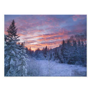 Ljusnande solnedgång målar himlen ovanför vinterla fototryck