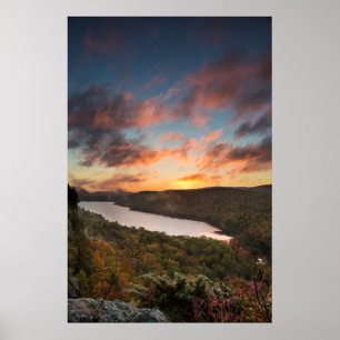 Ljusnande soluppgång över Lake Of The Clouds på hö Poster