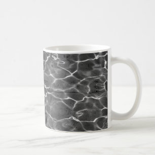 Ljusreflektioner på Vatten: Svartvitt Kaffemugg