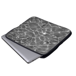 Ljusreflektioner på Vatten: Svartvitt Laptop Sleeve
