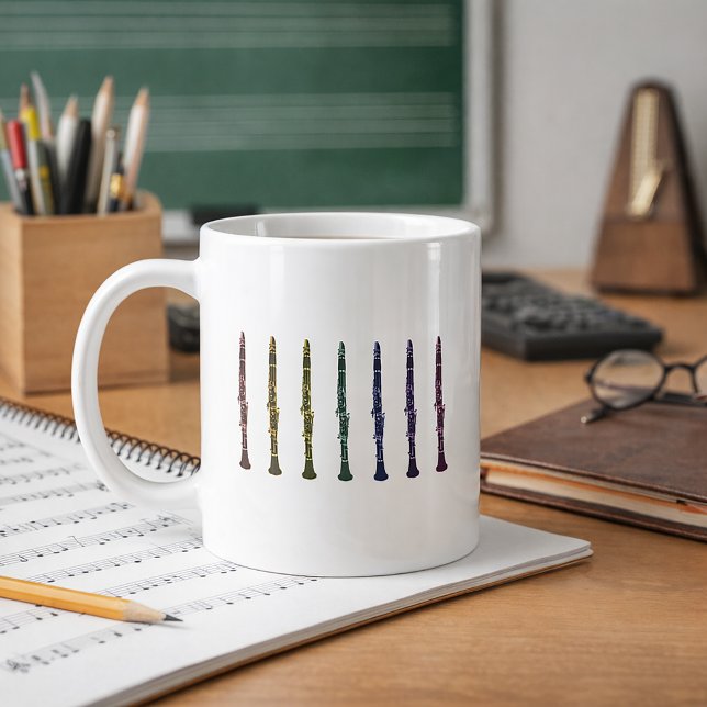 Ljusregnbåge Klarinett Konstorkesterbandmusik Kaffemugg (A mug with a line up of clarinets in red, orange, yellow, green, blue, purple and pink.)