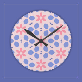 Ljusrosa blommor och blå former på blomstervägg rund klocka