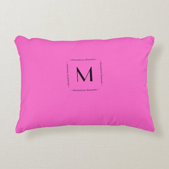 Ljusrosa enfärgad monogramnamn prydnadskudde (Framsidan)