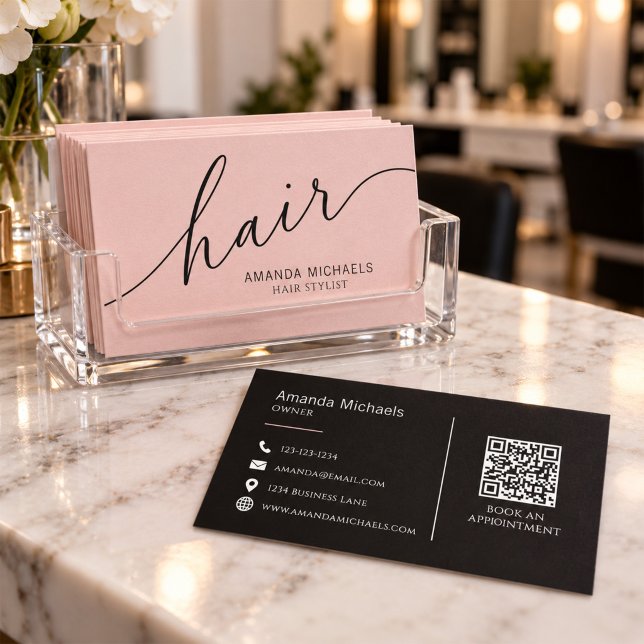 Ljusrosa frisörskript QR-kod  Visitkort (Blush pink hair stylist business card with elegant black script and personalized name.)