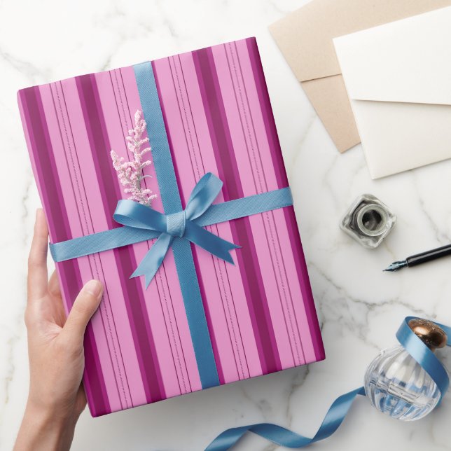 Ljusrosa och mörkrosa tjocka och tunna ränder presentpapper (Gifting)