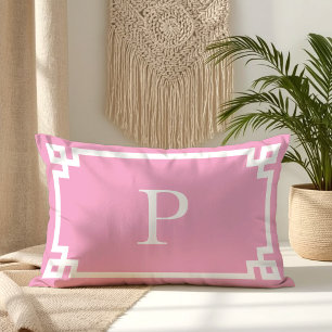 Ljusrosa och vit grekisk nyckelmonogram lumbarkudde