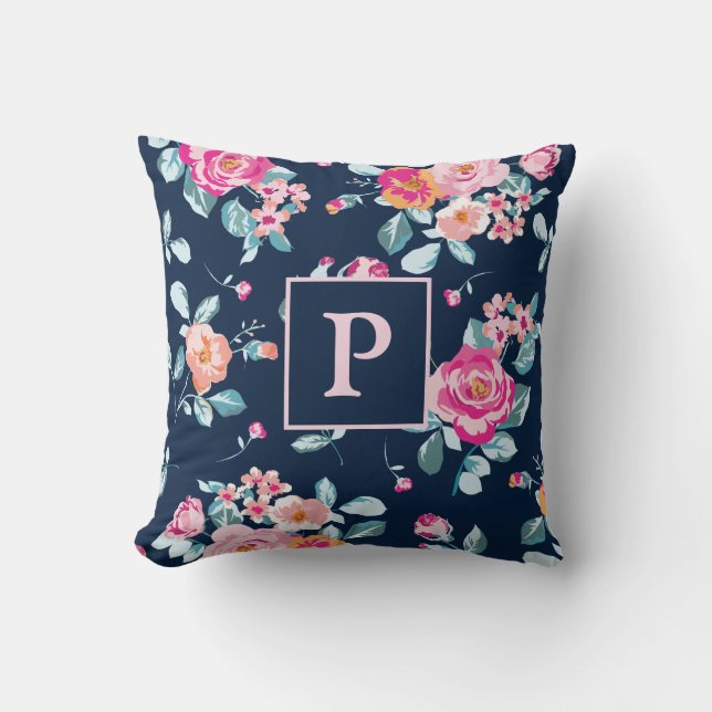 Ljusrosa rosor blomster mönster monogram kudde (Framsida)