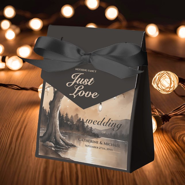 Ljusslinga På Träd Romantiskt Landligt Bröllop Presentaskar (Angled view rustic brown oak tree lanterns enchanted woodland forest light bulbs wedding favor box)