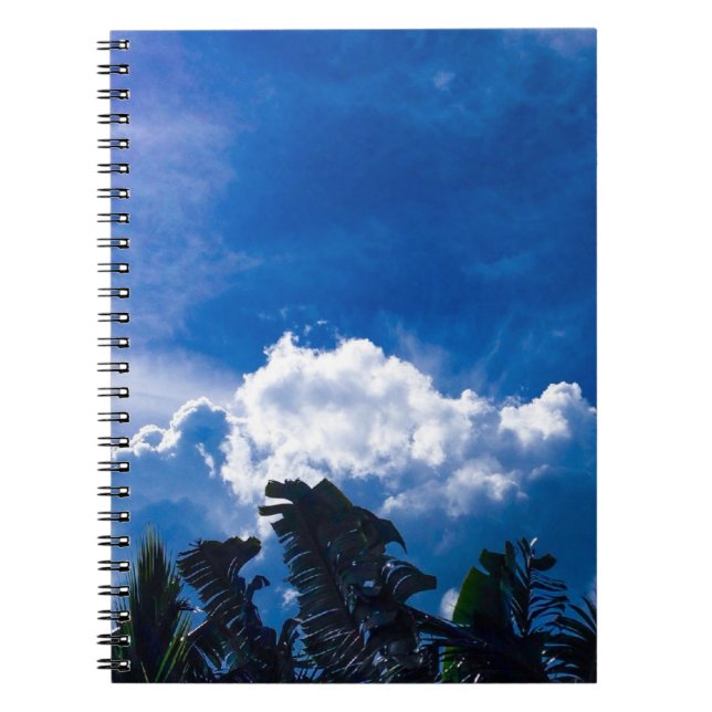 Ljust blå himmel med moln anteckningsbok med spiral (Framsidan)
