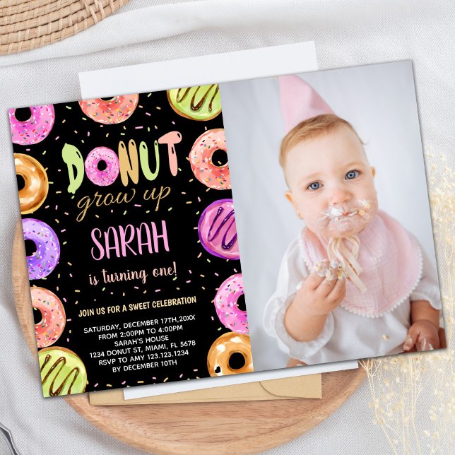 Ljust Färg Black Photo Donut Birthday-inbjudan Inbjudningar (Light Colors Black Photo Donut Birthday Invitation)