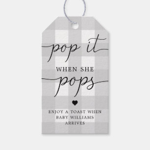 Ljust Grått Gingham poppar det när hon trycker på Presentetikett