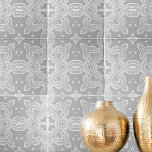 Ljust Grått- och vit Elegant-skademodell Kakelplatta<br><div class="desc">Elegant och unik dekorativ mönsterruta med ett vitt dammmönster på en lätt grått-bakgrund.</div>