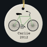 Ljust - grön cykelpersonligprydnad julgransprydnad keramik<br><div class="desc">En prydnad som presenterar en illustration av ett ljust - grön cykel.  Personifiera med ditt namn under cykeln.</div>