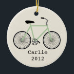 Ljust - grön cykelpersonligprydnad julgransprydnad keramik<br><div class="desc">En prydnad som presenterar en illustration av ett ljust - grön cykel.  Personifiera med ditt namn under cykeln.</div>