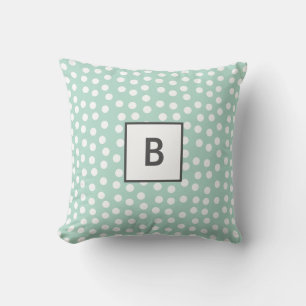 Ljust grönt mynta polka dots monogram kudde