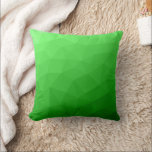 Ljust grönt övertoningsgeometriskt rutnät mönster kudde<br><div class="desc">Ljust grönt gradientgeometrisk maska med mönster-ljusa trianglar,  ombre. Coola moderna triangelgeometriska nät med ljus till mörk grönt gradientdesign.</div>