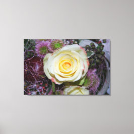 ljust gul ros i en blomsterbukett canvastryck